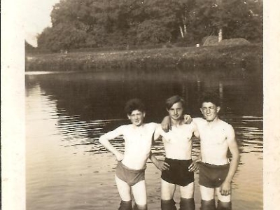 1935-baignade-des-copains-a-saint-michel