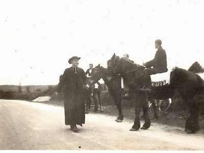 1939-arrivee-du-recteur-loisel-au-sourn