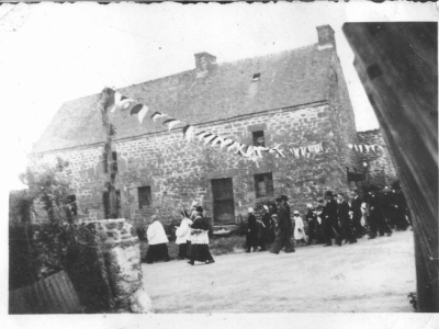 1940-fete-religieuse-remarquer-le-batiment