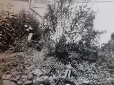 1950-demoiselles-le-beller-angele-et-alphonsine-devant-la-maison-de-leur-pere-le-forgeron