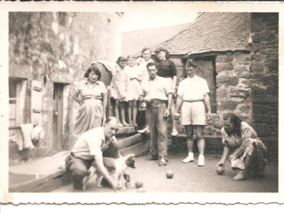 1950-aux-boules-cafe-de-jeannette-talmon-avant-quelle-aille-a-lepicerie