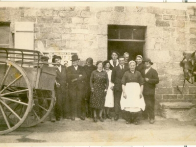 1950-le-cafe-le-tadic-famille-et-amis-dont-miton-ru