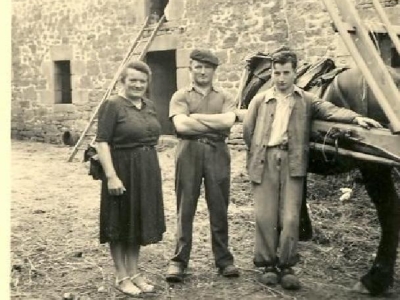 1950-famille-gainche-et-leur-employe