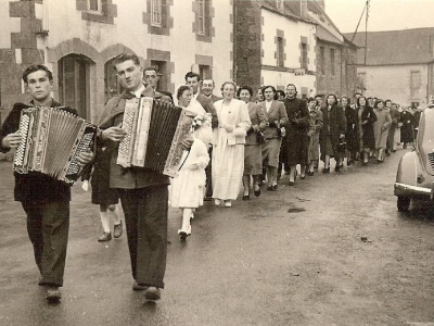 1950-mariage-manu-le-mouel-et-marguerite-cadoux-a-cleguerec