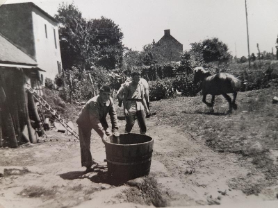 1955-guy-et-michel-turpin-a-la-ferme