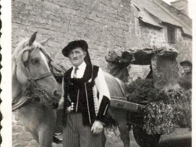 1955-lucien-le-net-descendant-un-dolmen-rue-goic