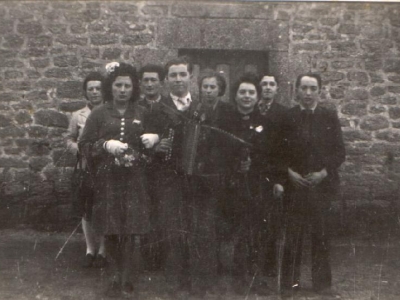 1944-16-fevrier-mariage-joseph-le-gallic-et-jeanne-louise-paulic-la-famille