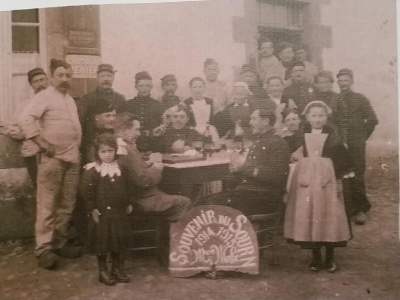 1915-des-soldats-blesses-au-front-se-reposent-au-sourn